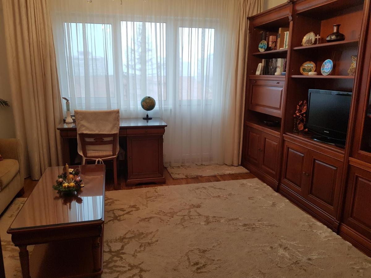 Garsoniera Mihaela Apartment เปโตรชานิ ภายนอก รูปภาพ