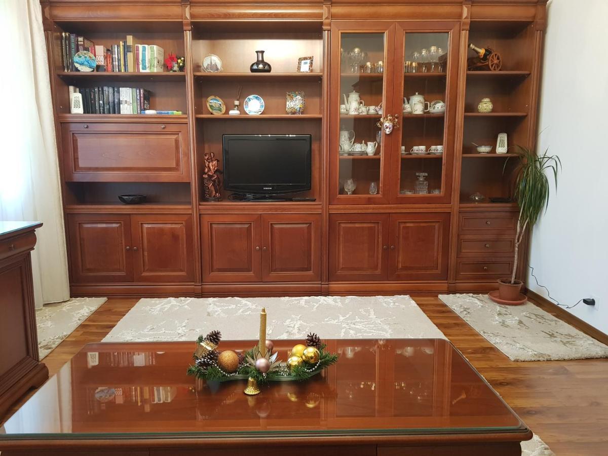 Garsoniera Mihaela Apartment เปโตรชานิ ภายนอก รูปภาพ